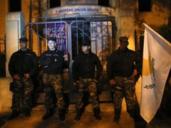 Policisté hlídají kanceláře Evropské unie v Nikósii.