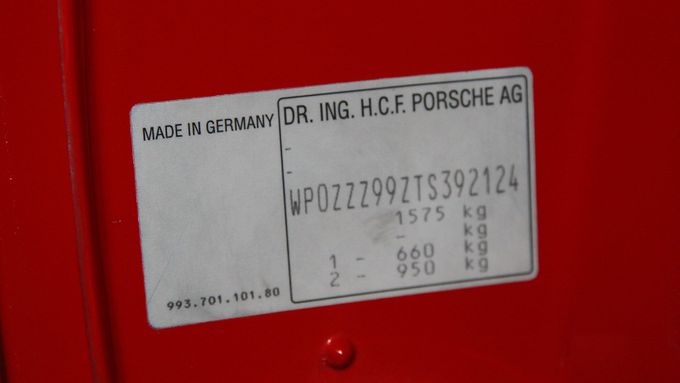 Ilustrační foto, VIN kód Porsche 911 GT2 generace 993 z roku 1996.