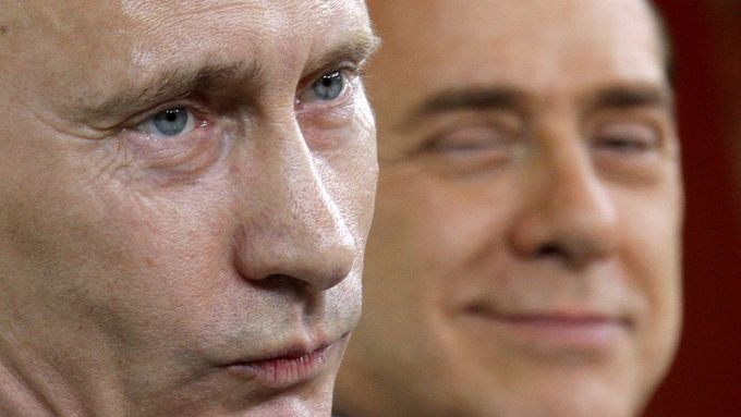 Vladimit Putin promlouvá na tiskové konferenci po schůzce se Silviem Berlusconim