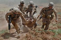 Voják zraněný v Afghánistánu se uzdravuje, opustil nemocnici