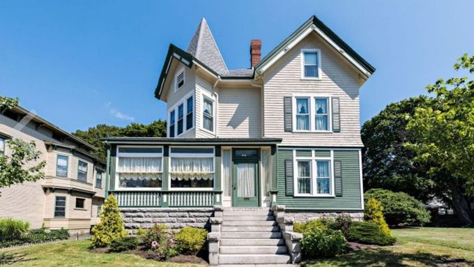 Strašidelný dům spojený s brutální vraždou sídlí ve městě Fall River ve státě Massachusetts a nyní je k prodeji za dva miliony dolarů (skoro 43 milionů korun).