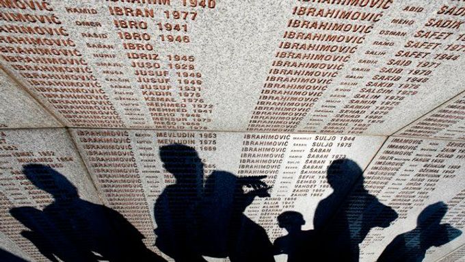 Památník obětí ve Srebrenici. Jsou na něm tisíce jmen