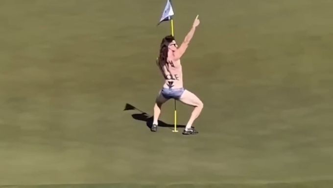 Sportovní Sociál: Na turnaji ve Phoenixu vtrhnul na golfový green polonahý muž