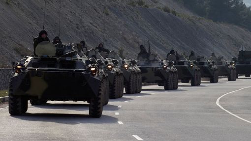 Kolona ruských obrněných transportérů na Krymu.