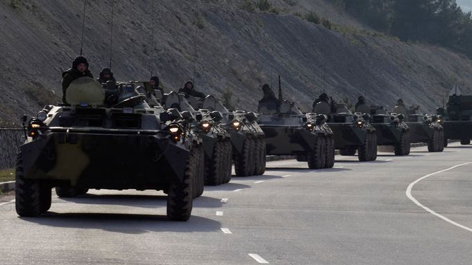 Kolona ruských obrněných transportérů na Krymu.