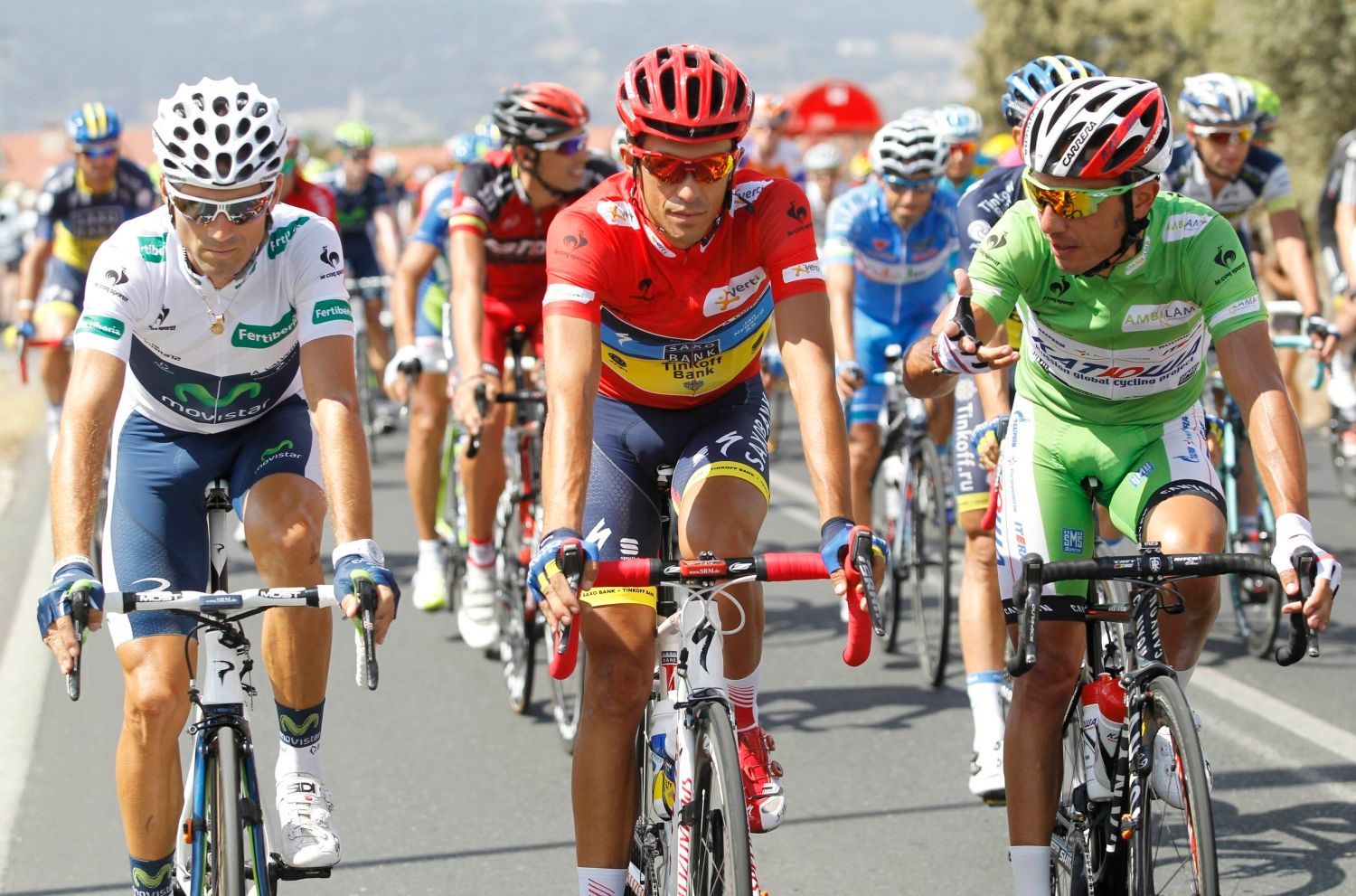 Španělský cyklista Alberto Contador ze stáje Saxo Bank (uprostřed) slaví vítězství ve Vueltě 2012.
