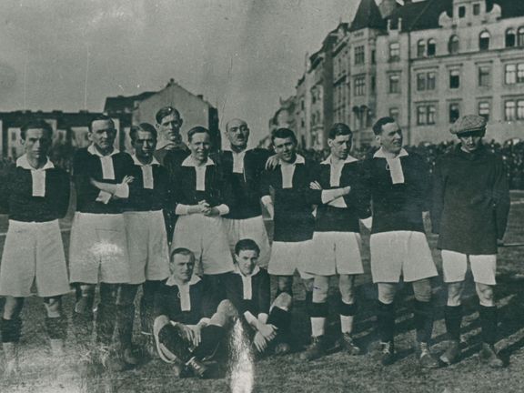 Mužstvo Sparty v roce 1921. Druhý zprava (vedle brankáře) stojí Václav Pilát.