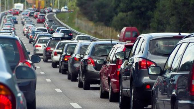 V Brně se hustota dopravy o dvě procenta oproti předchozímu roku snížila (na 25 procent) a řidiči tu v zácpách při pravidelném dojíždění stráví 95 hodin.