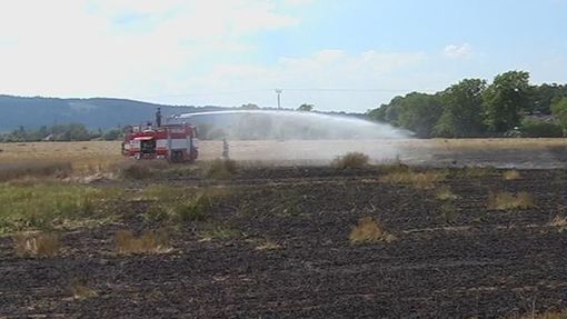 Dobrovolní hasiči se zaměřili na hašení strniště a profesionální kolegové zlikvidovali požár lisu.