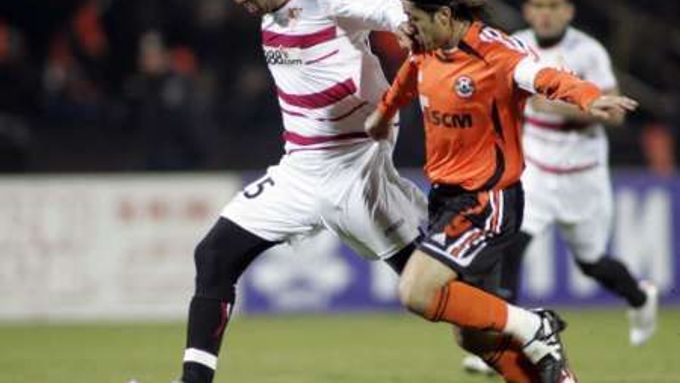 Fotbalista Šachťaru Doněck Matuzalem (vpravo) bojuje o míč se sevillským Enzo Marescou v odvetě Poháru UEFA.