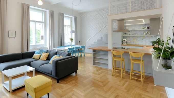 Karlínský byt z 19. století přišel o zdi, majitelé teď mají velkou kuchyni i obývák