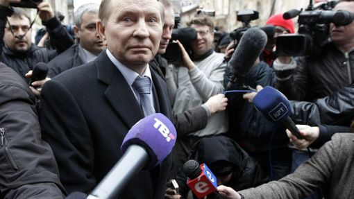 Leonid Kučma v obležení novinářů před vchodem na generální prokuraturu.