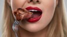 Extrémní dieta roste na popularitě. Její zastánci věří, že čistě masitá strava nenese žádná zdravotní rizika, odborníci většinou nesouhlasí.