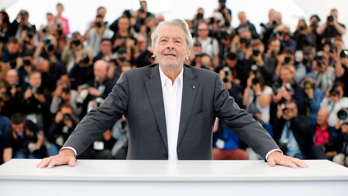 Alain Delon tento týden v Cannes zapózoval fotografům.
