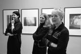 Ředitelka Leica Gallery Míla Dubská (vlevo), manželka fotografa Stanislava Tůmy Jiřina Borkovcová a kurátorka Eva Heyd (vpravo) představují novinářům novou výstavu.