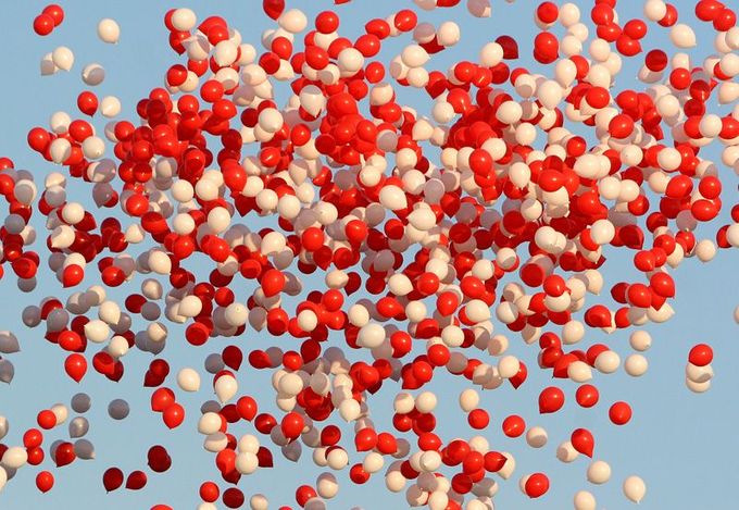 Ale to nevadí! Červenobílé balónky míří k nebi, je čas pro radost.