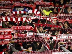 Fanoušci Stuttgartu se radují z třetího gólu do sítě Unirey