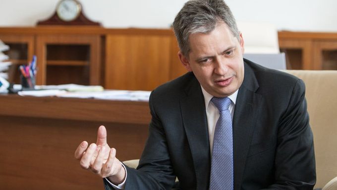 Další kariéra senátora Jiřího Dienstbiera je v ohrožení.