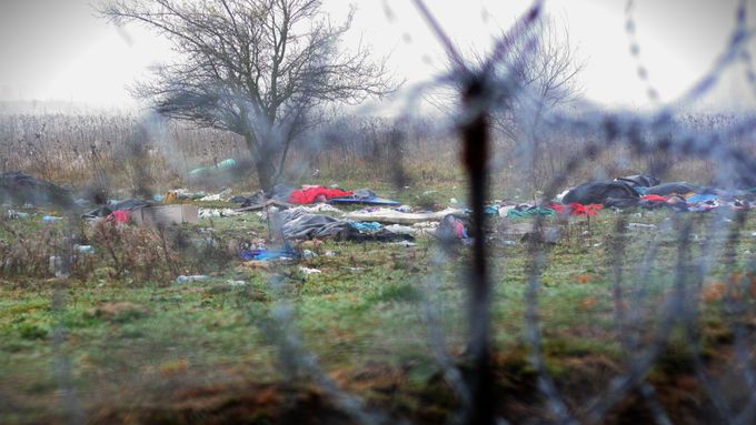 Po uprchlících ani vidu, ani slechu. Čeští policisté hlídají plot na maďarské hranici