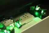 Na začátku je však zelený laser o výkonu pěti wattů; pulzy z něj jdou následně do malého titan:safírového krystalu.