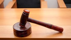 Soud poslal do vazby muže obviněného z vraždy v Chomutově. Mohl by prý ovlivňovat svědky