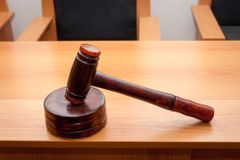 Soud poslal do vazby muže obviněného z vraždy v Chomutově. Mohl by prý ovlivňovat svědky