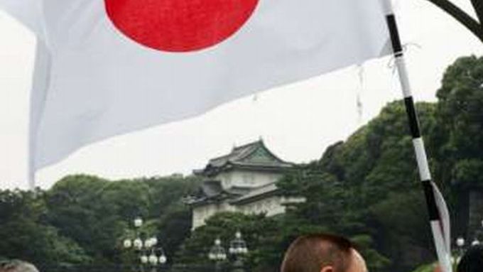 Oslavující Japonci před císařským palácem v Tokiu.