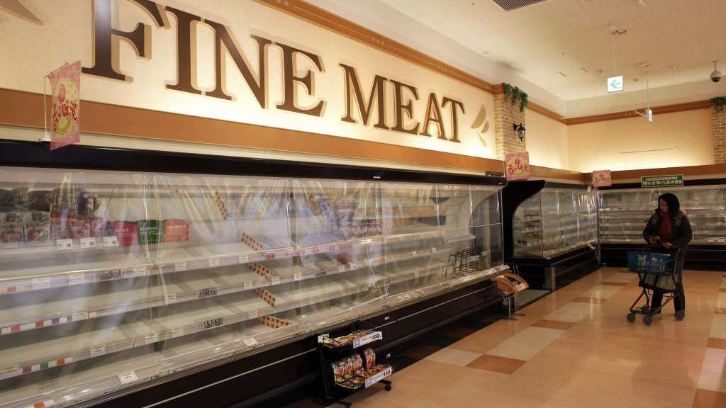 Regály japonských supermarketů ve městě Morioka zejí prázdnotou.