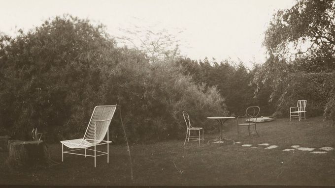 Detaily ze Sudkovy fotografie nazvané V magické zahradě z let 1948 až 1954, vydražené za 3000 dolarů.