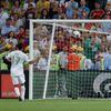 Nani proměňuje penaltu během semifinálového utkání Eura 2012 mezi Portugalskem a Španělskem.