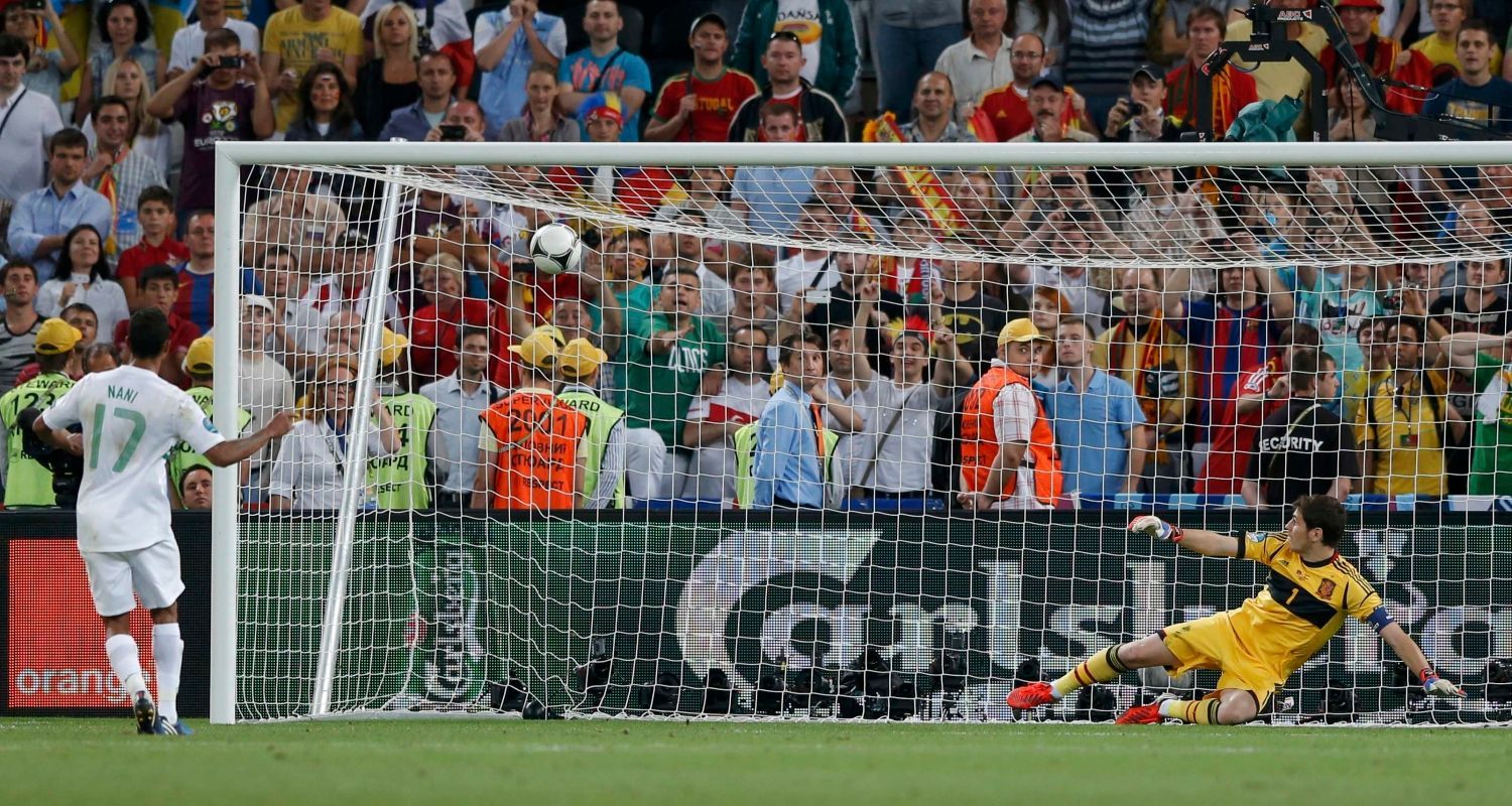 Nani proměňuje penaltu během semifinálového utkání Eura 2012 mezi Portugalskem a Španělskem.