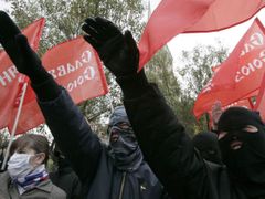 Členové Slovanského svazu se projevují během pochodu, který jejich hnutí uspořádalo v Moskvě u příležitosti oslav Dne národní jednoty