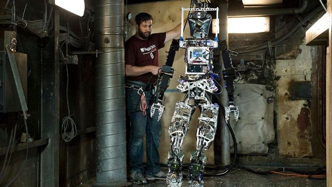 Na univerzitě ve Virginii vyvíjejí humanoidního robota, který se jmenuje Saffir. Na vývoji se podílí i výzkumný ústav amerického Vojenského námořnictví. Saffir má být nasazován při hašení požárů.