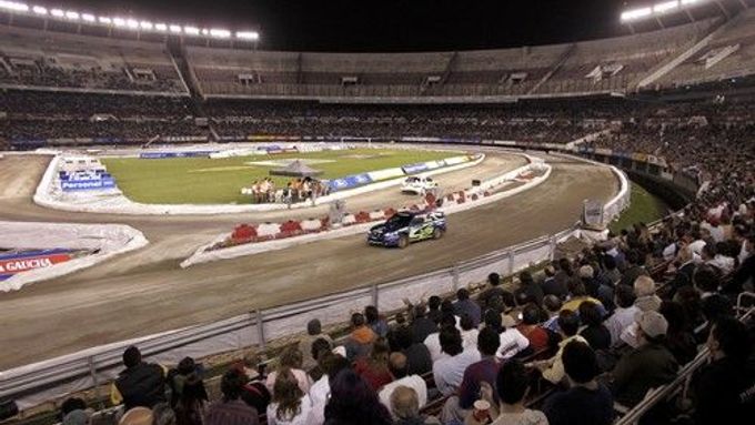 Italský jezdec Fabio Frisiero s Mitsubishi v průběhu divácké erzety Argentinské rallye, která proběhla na fotbalovém stadionu River Plate v Buunos Aires.