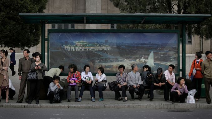 Ilustrační foto, autobusová zastávka v Pchjongjangu.