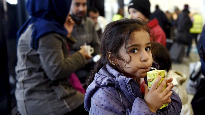 Irácká dívka Wed pije džus ve středisku pro přijímání uprchlíků v Torniu na severozápadě Finska. Cesta z Bagdádu na sever Evropy trvala rodině měsíc.