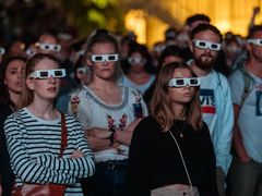 Lidé koncert sledovali s 3D brýlemi.