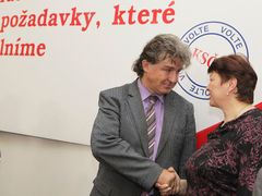 Vítěz prvního kola senátních voleb pro Prahu 8 - stínový ministr financí a poslanec za KSČM Jiří Dolejš.