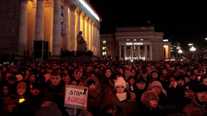 Foto: "Bavil se s lidmi, byl milý." Poláci vyšli po vraždě primátora Gdaňsku do ulic