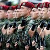 Srbští vojáci pochodují na přehlídce. I před zraky Putina.