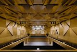 Celá budova naplňuje zásady pasivního domu. Hlavní sál pro tisíc posluchačů je navržen na základě Fibonacciho posloupnosti, přičemž s odstupem od pódia roste množství plošek na zdobném stropě i stěnách. Ty jsou pokryty zlatými lístky.