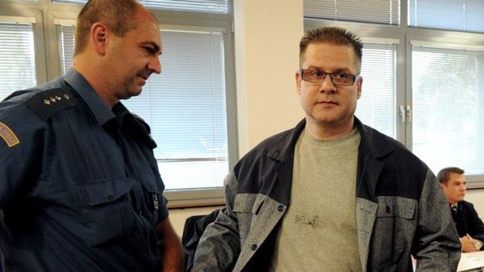 Petr Kušnierz před soudem v době, kdy si odpykával trest ve vězení.