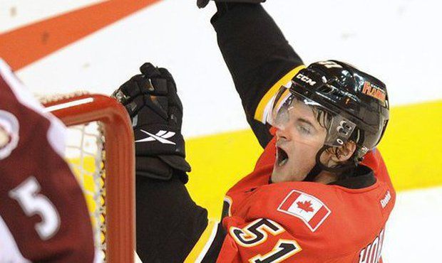 Český hokejista Roman Horák z Calgary Flames slaví svůj první gól v NHL v utkání s Coloradem Avalanche v sezóně 2011/12.