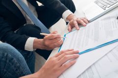 Klienty pojišťoven má ochránit regulace provizí, změny už podepsal Zeman