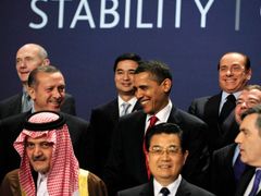 Vedoucí delegací na summitu G20 pózují pro family foto.  Vrchní řada (zleva doprava): Generální ředitel Světové obchodní organizace Pascal Lamy, thajský premiér Abhisit Vejjajiva, italský premiér Silvio Berlusconi.  Prostřední řada (zleva doprava): Turecký premiér Recep Erdogan, prezident USA Barack Obama, ruský prezident Dmitrij Medveděv.  Spodní řada (zleva doprava): Premiér Saudské Arábie král Abdulláh, čínský prezident Chu Ťin-tchao a britský premiér Gordon Brown.