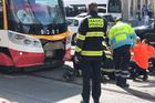 Tramvaj srazila v Praze na Andělu chodkyni, vyprostit ji museli hasiči