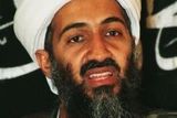 Šéf Al-Káidy na snímku z května 1998. Na této a následujících dvou fotografiích je zachycen na tiskové konferenci v Afghánistánu.