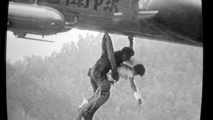 Z 524 lidí na palubě Boeingu přežili jen čtyři.