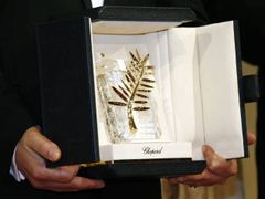 Seznamte se: Toto je Zlatá palma, hlavní cena z Cannes. V rukou rumunského režiséra Cristiana Mungiu.