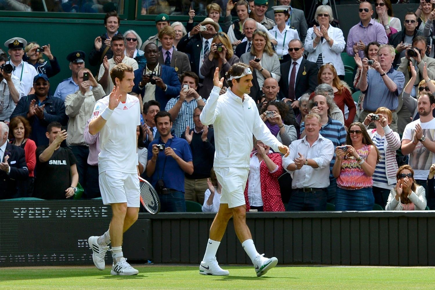Britský tenista Andy Murray a Švýcar Rpger Federer nastupují do finále Wimbledonu 2012.